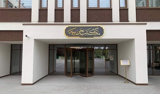 Kara Harp Okulu'nun dekanlık binasının girişindeki Osmanlıca tabela tepki yarattı, dilekçe üzerine kaldırıldı