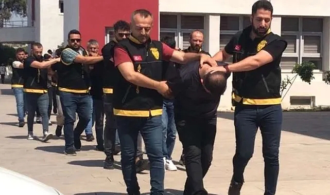 Adana'da bir evde çok sayıda silah ve mermi ele geçirildi