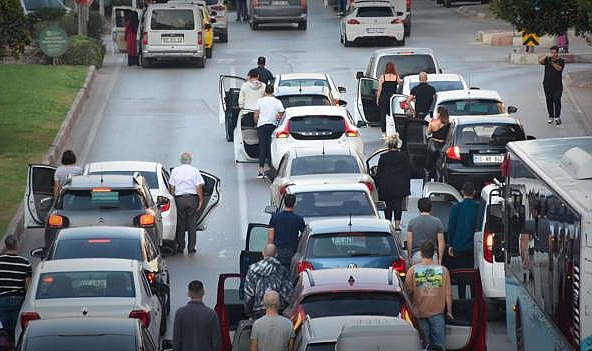 DÜNYA'DA BİR ÖRNEĞİ YOK ! BİR MİLLET GÖNÜLLÜ SAYGI DURUŞUNDA