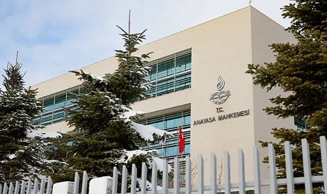 AYM, bildiri dağıtma ve toplantı düzenlemeyi cezalandıran YÖK maddelerini iptal etti